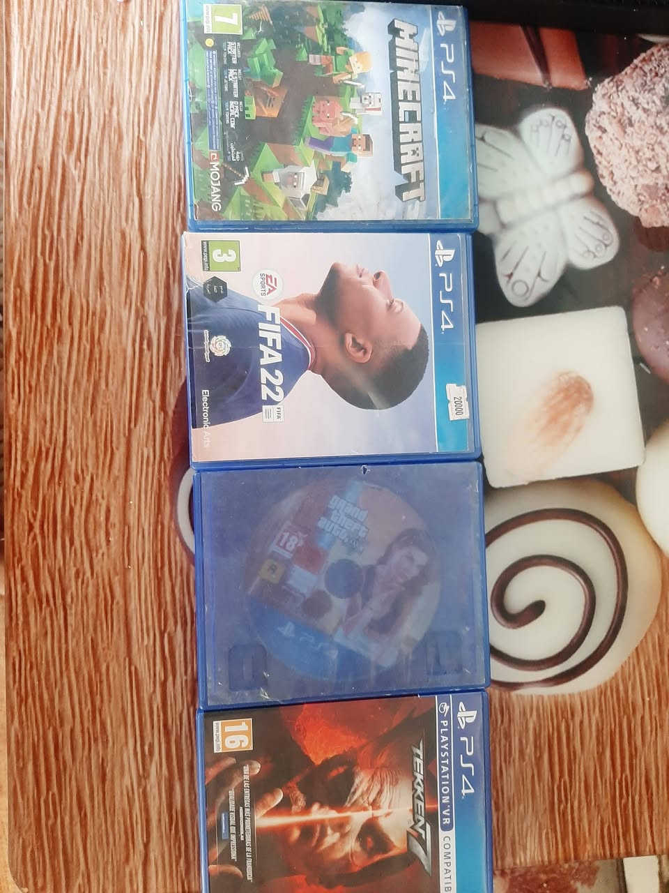 السلام عليكم بلي للبيع
الجهاز نظيف شغال 100بل100 أحدث نظام يجي ويا يدتين وأربع اقراص(فيفا22+تكن7+جي تي اي+ماين كرافت)كل هاذه متوفر
بسعر:200 قفل 
للتواصل:***********
