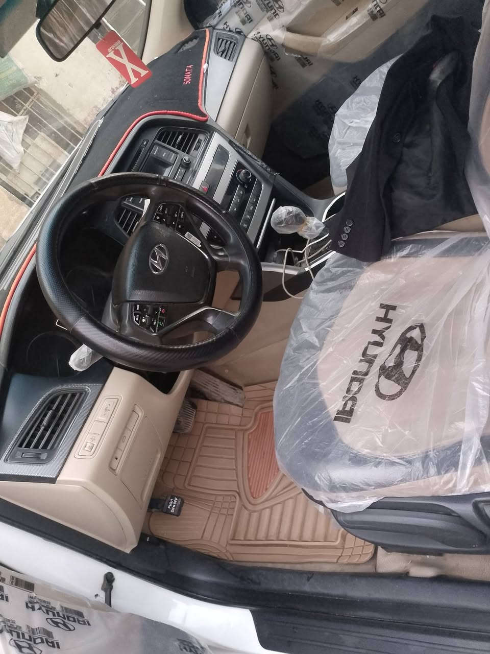 سلام عليكم سوناتا خليجي 2016 ماشيه 110 الف كم باسمي تحويل ثاني يوم او وكاله
محرك كير حداديه كارتون تبريد الضرر طرف الباب وطرف الجاملغ بسيط جدا 
الهاتف ***********
المكان ناصريه
