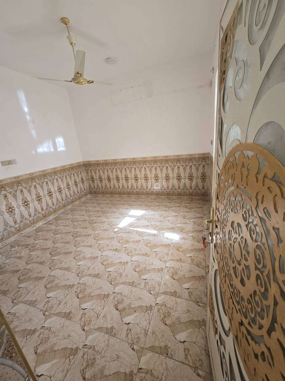 مشتمل_للأيجار كل التفاصيل مذكورة ♦
مشتمل طابق اول يعني فوك الأرضي 🏘 
يتكون من غرفتين +ستقبال +بلكون +صحيات+مطبخ +منور +درج معزول ♦  المساحة 133 متر 
العنوان ⛳ التأميم حي الدواجن قرب جامع حسن البصري او مدرسة الشفق 🏘 
السعر 350 الف ما عدا الكهرباء  *********** 
ملاحضة ما متواجد علئ الفيس ♦♦♦♦♦♦
