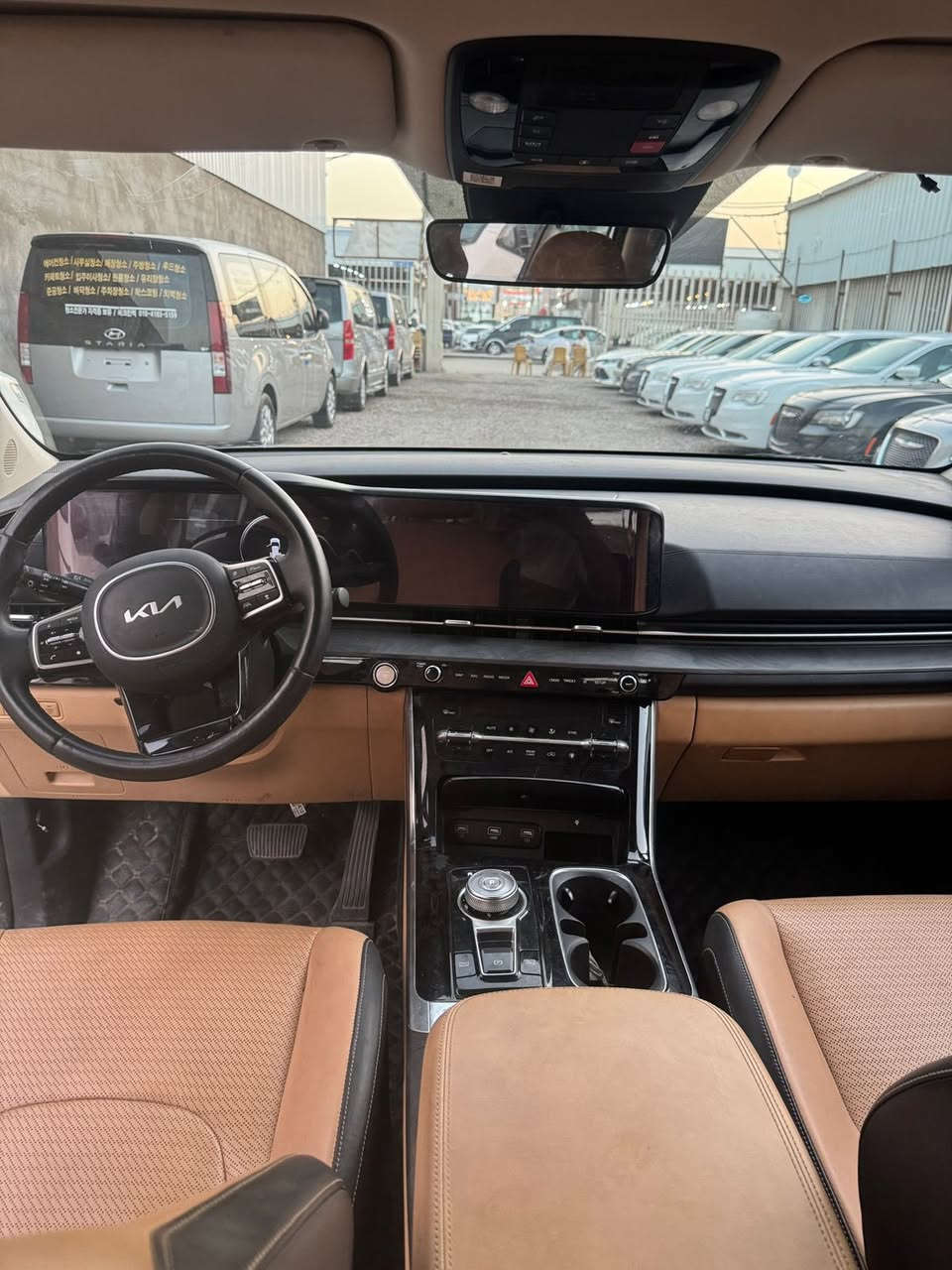 السلام عليكم 
كيا كرنفال وارد خليجي موديل ٢٠٢٣ ماشية ٢٩ الف مكفولة من الصبغ بيها بارد قليل موضح بالسونار رقم بغداد سيارة Vip  
 فول مواصفات نظيفه جدا كل الانظمه بيها ٧ راكب كشنات الخلفي اماني تدفئة تبريد مواصفات بيها هواي 
مكان السيارة كربلاء قرب المستشفى التركي 
السعر ٣ وبيها مجال بسيط الاتصال على صاحب السياره *********** 
او 
بيهن واتس اب ***********
