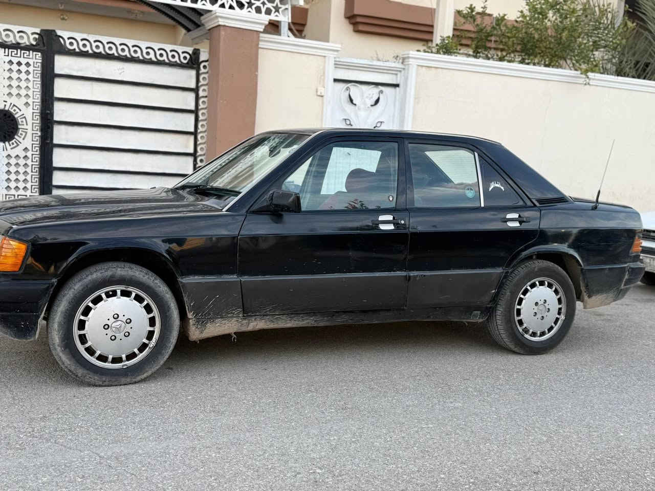 للبيع موديل 1990السنويه جديد لحد 2030 كير ومحرك شرط السعر 40ورقه وبيه مجال بسيط ***********
