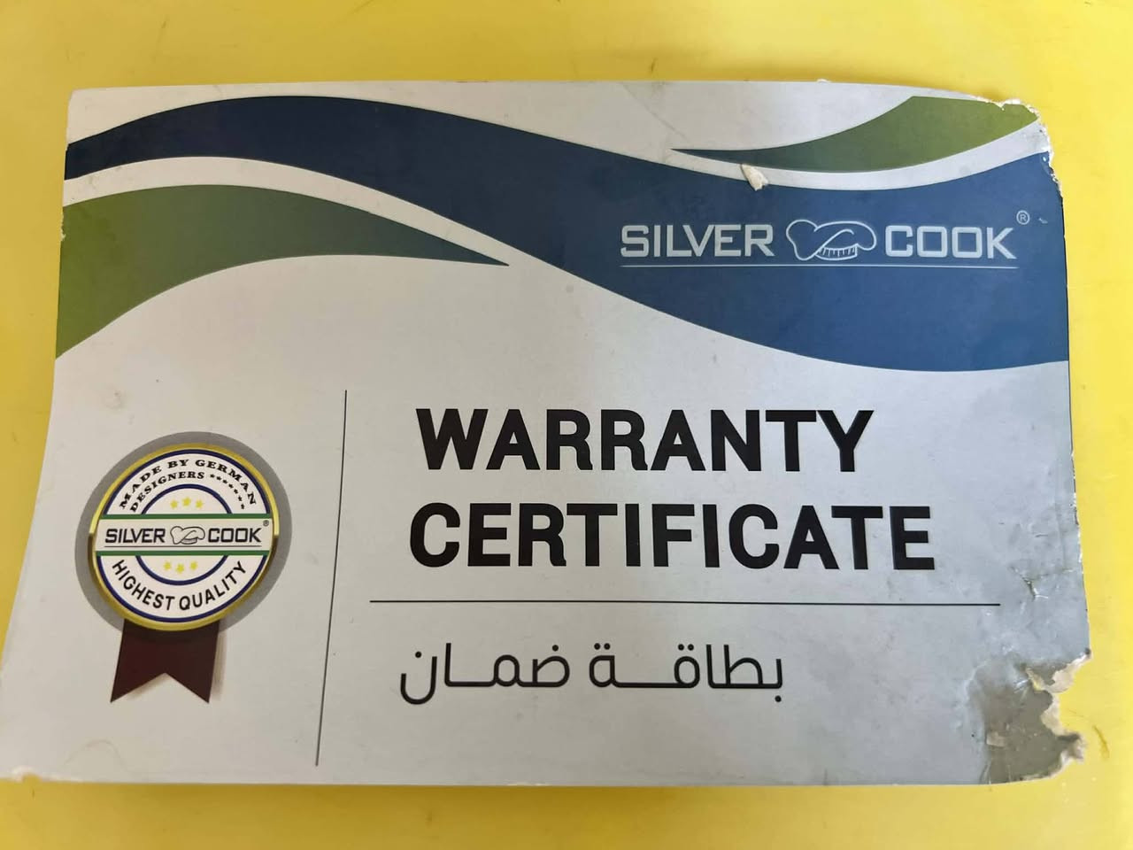 (مكلف بالنشر) 
 عصارة الفواكه والخضروات Silver Cook الألمانية (موديل KSM 232)، وهي عصارة طرد مركزي قوية مصممة لعصر الفواكه الصلبة والخضروات بسرعة وكفاءة عالية. 
أهم المواصفات والمميزات:
الأداء والقوة: تعمل بمحرك نحاسي بالكامل بقدرة 1200 واط، مما يجعلها قوية بما يكفي لعصر أقسى المكونات مثل الجزر والتفاح في ثوانٍ معدودة.
السعة الكبيرة: تأتي مع حاوية لب (تفل) ضخمة سعة 2.4 لتر وإبريق للعصير، مما يسمح بعصر كميات كبيرة دون الحاجة للتوقف المتكرر.
أنبوب تغذية عريض: يبلغ قطره 85 ملم، مما يمكنكم من وضع الفواكه كاملة دون الحاجة لتقطيعها مسبقاً، مما يوفر الوقت والجهد.
التصميم والمتانة: الهيكل الخارجي مصنوع من الفولاذ المقاوم للصدأ (Stainless Steel) بتصميم عصري وأنيق، مع قاعدة مضادة للانزلاق لضمان الثبات أثناء التشغيل.
نظام السرعات: تحتوي على مفتاح تحكم بسرعتين (منخفضة للفواكه الطرية مثل البرتقال، وعالية للخضروات الصلبة) بالإضافة إلى إضاءة LED حول مفتاح التشغيل. 
نصائح للاستخدام والتنظيف:
الحماية من الحرارة: المحرك مزود بنظام حماية من الارتفاع المفرط في درجة الحرارة لضمان عمر أطول للجهاز.
سهولة التنظيف: الأجزاء قابلة للفصل، ويُنصح بغسلها فور الانتهاء من العصر لمنع جفاف بقايا الفاكهة وتراكمها في الفلتر.
الأمان: الجهاز مزود بذراع قفل أمان يمنع التشغيل إذا لم تكن جميع الأجزاء والغطاء في مكانها الصحيح. 
باله المانيه استخدام مرة واحده
السعر 60 يتوفر توصيل


**إذا كنت صاحب هذا الإعلان وتريد حذفه لأي سبب، رجاءا أرسل رسالة إلى الدعم الفني**