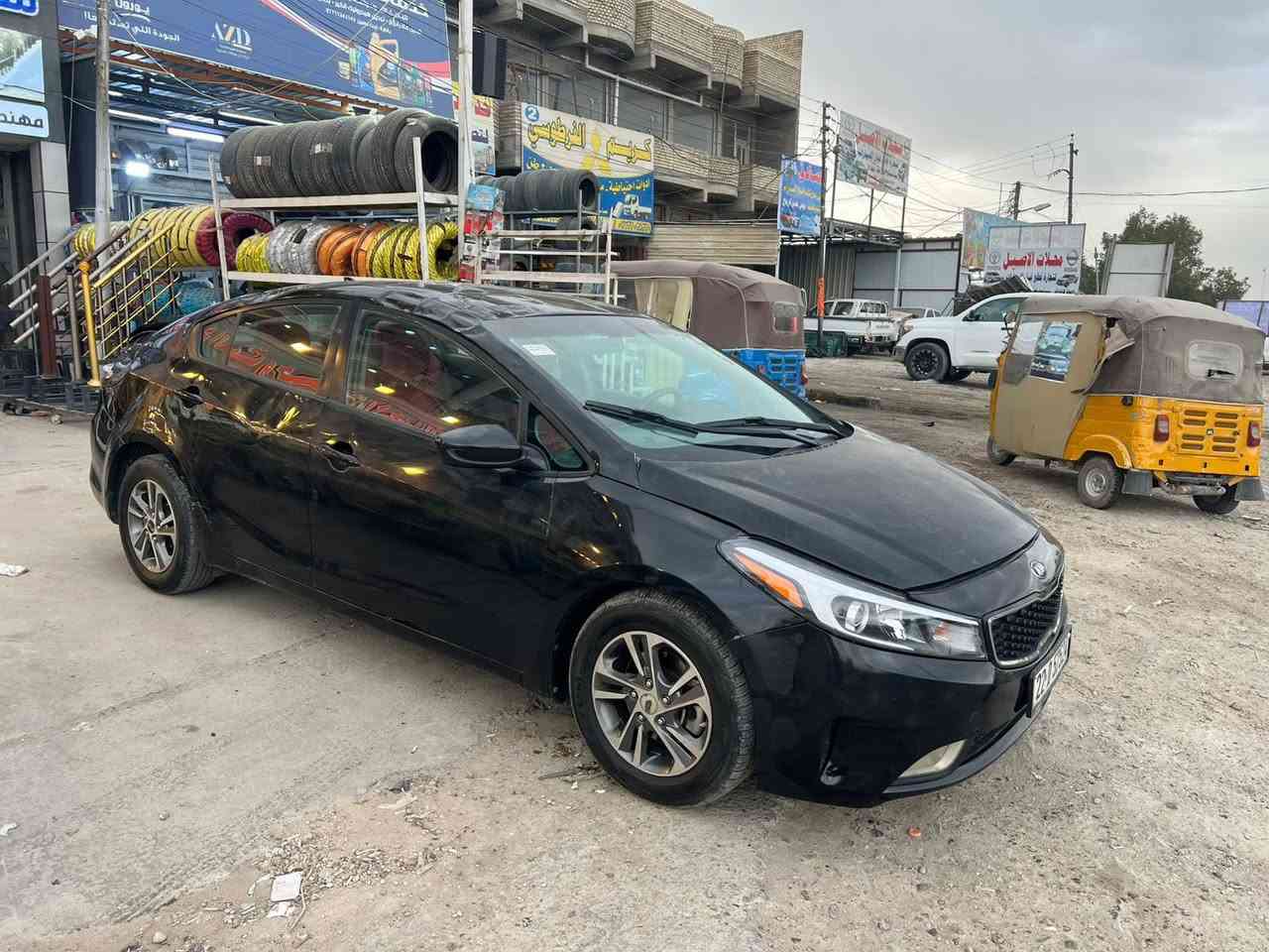 السلام عليكم اخوان للبيع كيا فورتي ٢٠١٧ رقم اربيل الانكليزي تحويل مباشر سنوية جديدة للبيع ع حادثها كما موضح بالصور السيارة شغالة وتمشي للاستفسار الاتصال  ع الرقم *********** مكان السيارة بغداد
