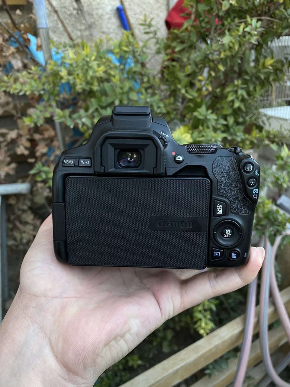 للبيع كامرا كانون 250D شاشة لمس قلاب 4K تصوير +wifi+ بلوتوث نضافه موضحة بصور 
ملحقات 
عدسه 18-55
شاحنه
بطاريه
حزام
جنطه 
السعر 600 الف وبي مجال 
مكان بغداد البنوك 
لايوجد توصيل


**إذا كنت صاحب هذا الإعلان وتريد حذفه لأي سبب، رجاءا أرسل رسالة إلى الدعم الفني**