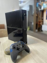 اكس بوكس وان هارد 500 مع الجوستكات 2 اصليات و٣ اقراص والملحقات كامله م...