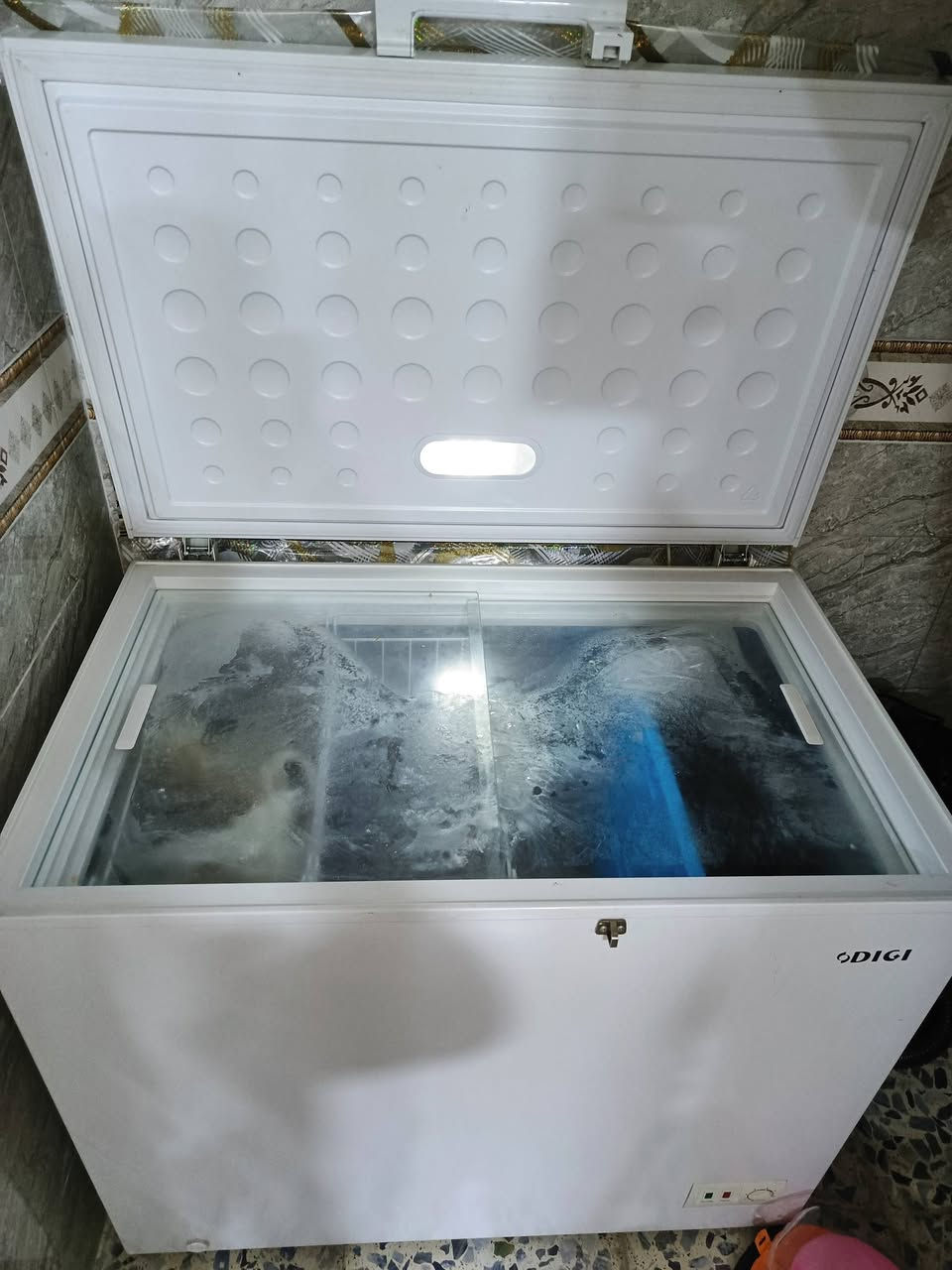 السلام عليكم ثلاجه حجم كبير نوعيه ممتازه نضافه 100 زائد مجمده حجم كبير نضافه فول للبيع ثنين سعرهن من لخير 550 مكاني خمسه كيلو اتصل ***********
