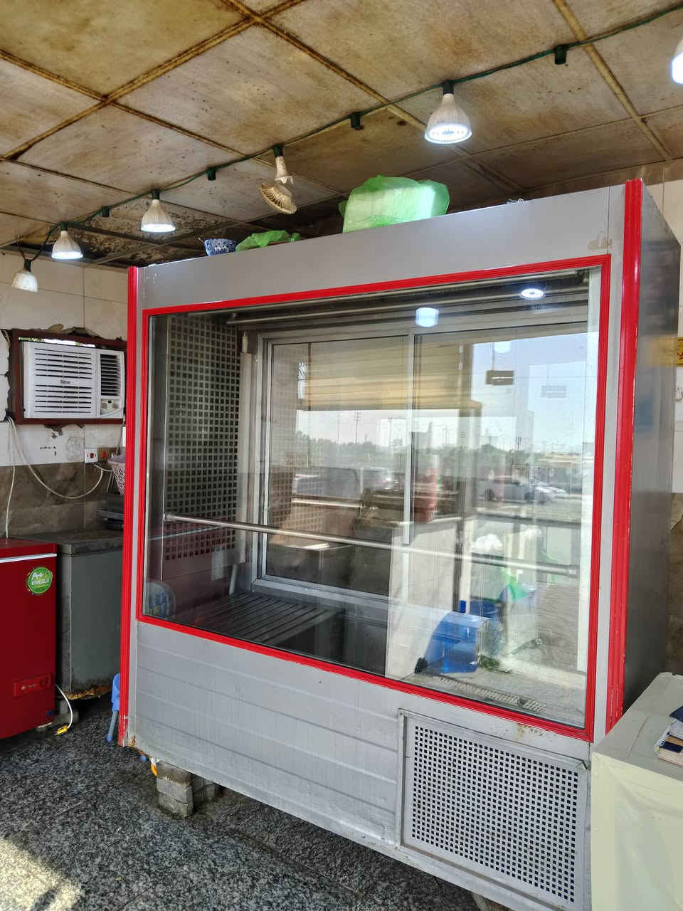 سلام عليكم براد لحم للبيع سعر مليون ونص بيه مجال قليل حي التحدي مجاور صندوق الاسكان *********** بيه وتساب
