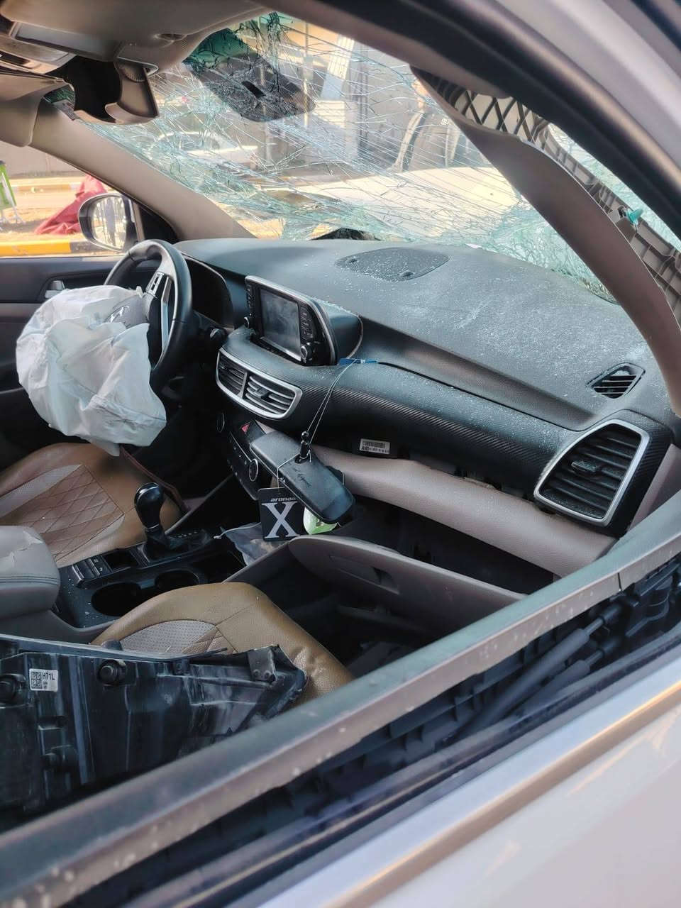 سياره نوع توسان خليجي  موديل 2020 ابيض سياره مباشره مع ابو السنويه رقم بغداد متضرره الاتصال على هذا  الرقم وات ساب ***********
