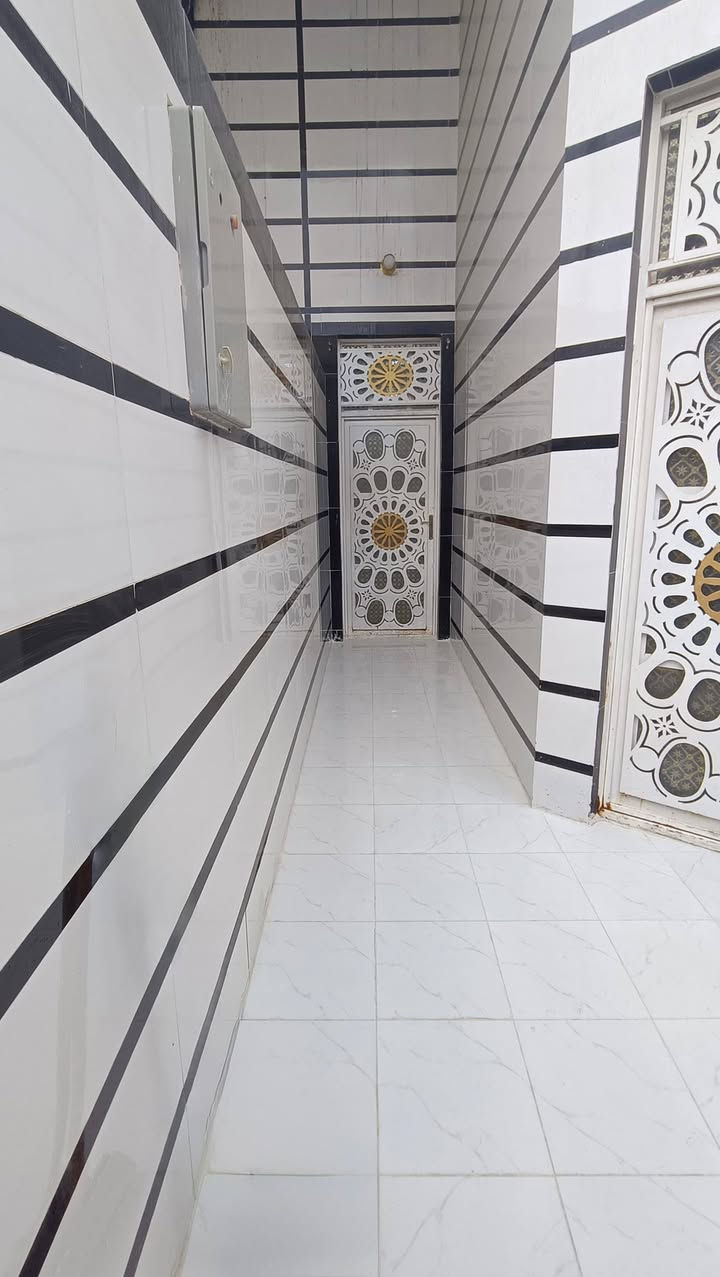 بيت للبيع  حي النصر شارع البانزين 
خانة – طريق الجنة، عامود 66

المساحة: 100 متر  طابقين 

تفاصيل البيت:
 • الطابق الأول: استقبال، صالة، غرفة نوم، مطبخ مكشوف، حمام وتواليت داخل البيت، بالإضافة إلى تواليت في الطارمة.
 • الطابق الثاني: غرفة نوم، حمام وتواليت، صالة، وسطح.
 • الطابق الثالث: سطح فقط.

المواصفات:
 • يحتوي البيت على سخان ماء، تانكي 
ماء، وواير مولد. و بناء حدث 

السعر المطلوب  176م..  ***********
