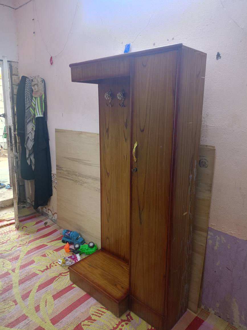 ميز مرايه وزاويه نضاف السعر 90 المو شراي لا يخابر العنوان العمارات الملح مقابيل حي الخضراء قرب مدرسه رقيه الانصاري جامع الصدرين *********** عمارة, ميسان
