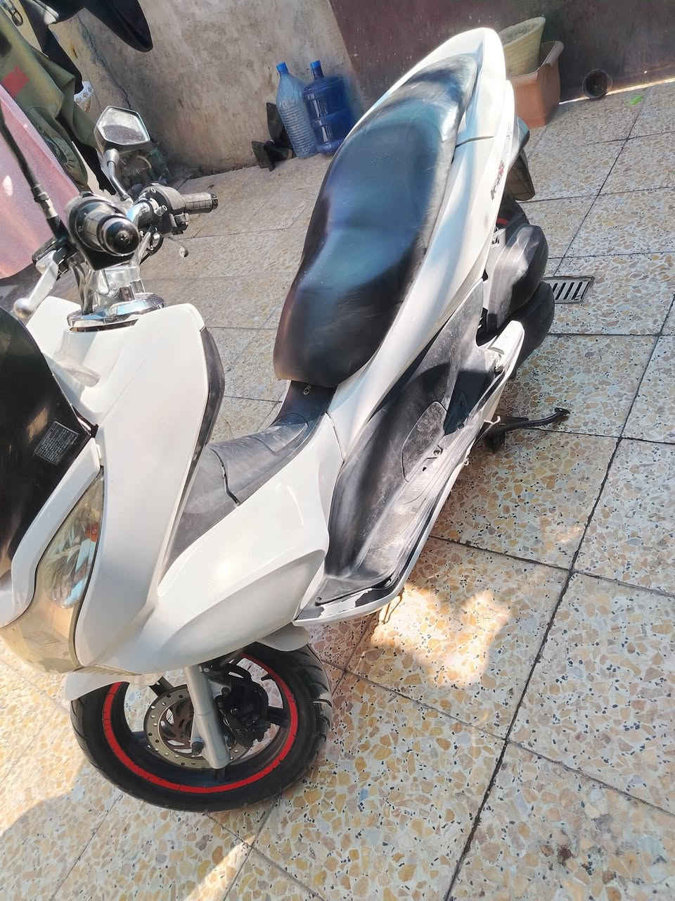 سلام عليكم
PCX 150 JF
كهربائيات كلها شغالة
مكينة مامفتوحة ناعمة
تايراتها جدد بعدهن
ستان حساس / حساس ازدحام كله شغال
مكينة بيها لاستيك ولف فقط
مكاني بغداد الغزالية شارع الضغط
سعرها 1100 وبيها مجال قليل
 ***********
