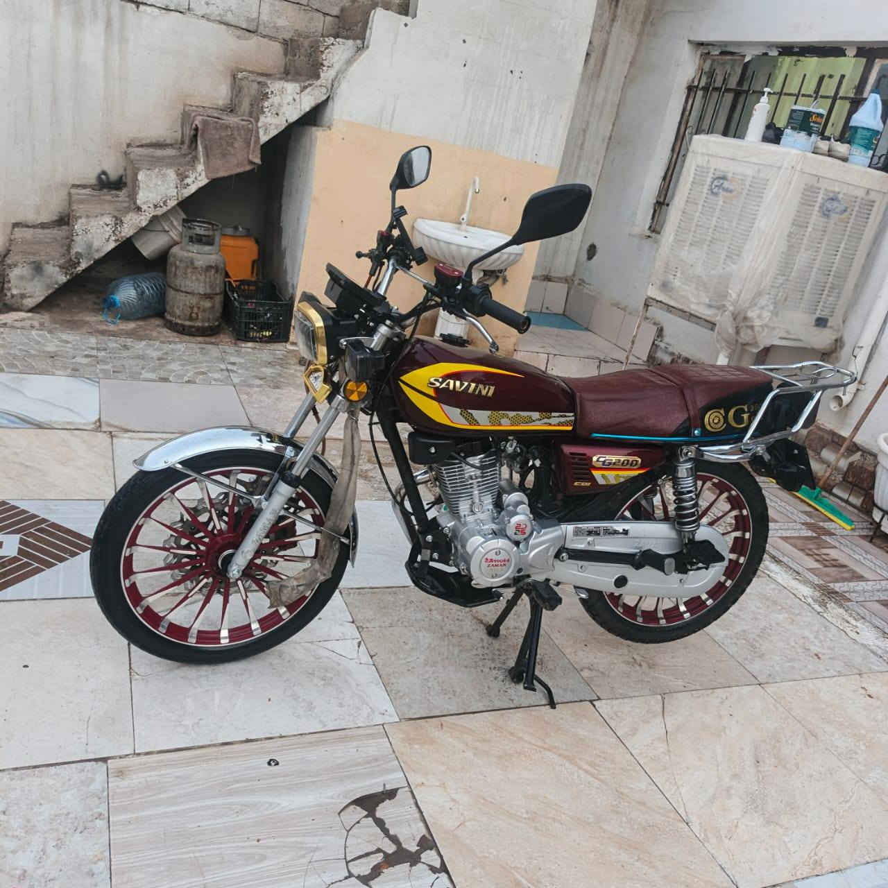 دراجه للبيع 
محرك حجم 200
موديل 2025
دراجه خيررر من الله ماصار شهر واحد من اشتريتها
برغي واحد مامطخوخ بيها تجي وتفحص بنفسك 
السعر ٨٠٠ الف وبي مجال بسيط 
دراجه وياها ٣ سويجات وبصمه 
رقم الهاتف ***********
وياها منفيس ومكاتبه
