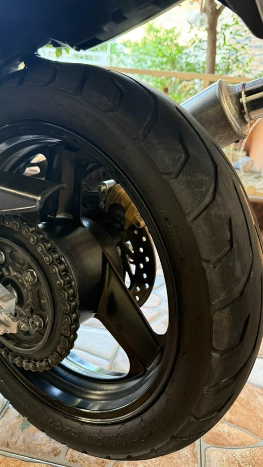 سلام عليكم  
Cb 400 جيل ثاني هايبر  16 ولف نظام vtec
موديل 2002 ماشيه 10،600 حقيقي دخول جديد
كفاله  عامه من التاير للتاير 
عليها ادامه كامله بلكات NGK جديدات  وادامه للكابريتر وتايرات جديد كلشي عليها جديد ومكفول مابيها نقص برغي 
نكره سلف بكل وقت طالعه  من معرض هوندا 
عليها كزوز كاتم + كزوز SE ماشاده موجود 
يدات  البريك والكلج  الاصليات  هم موجودين 
درع الميكنه هم موجود بس ماشاده للجماليه 
معدل 150 
اكرر الدراجه كفاااله عامه من مكينه وكير وشاصي وكهربائيات  وكلشي 
بيها فقط مكاتبه من ينفتح ترقيم أنت ترقم   
عنوانها موصل الرفاعي 
سبب البيع  اريد سياره  
*********** 
سعر 18 وبيها مجال بسيط
