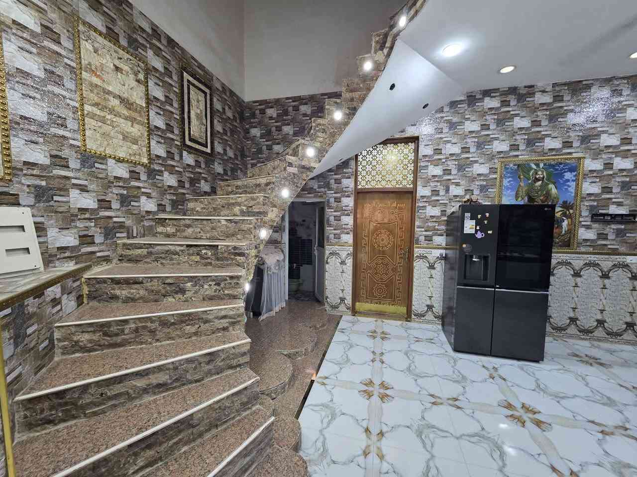 بيت للبيع المساحة ١٥٠ كوت حي الحكيم شارع الوائلي  قريب على الشارع البناء طابوق يحتوي على غرفة وصالة ومطبخ واستقبال وصحيات داخلية وخارجية السعر ٦٠ وبي مجال للاستفسار مراجعة دلالية احمد السعيدي للاتصال  *********** أو ***********
