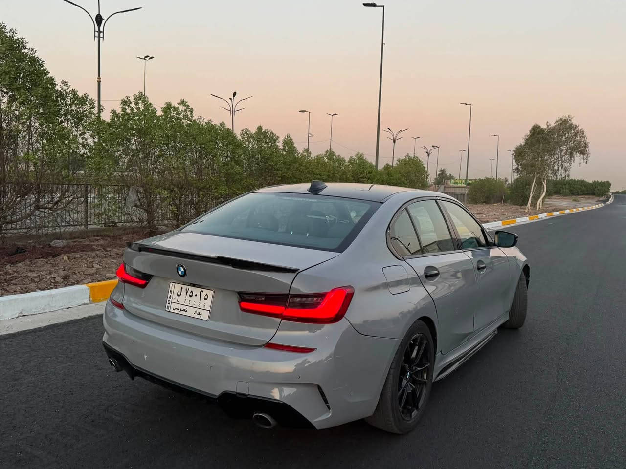 السلام عليكم
330i 2020 للبيع 
مصبوغة حزام السيارة اصلها اسود 
صور الحادث مرفقة 
السيارة ماشية 119KM 
السيارة بيها نقوصات بسيطة 
مكينة كير مكفولات بانزين محسن و دهن امزويل بي ام دبليو 
مواصفات السيارة مواصفات البي ام الاعتيادية 
السيارة عارضها ب 17,500$ قفل 
مكان السيارة بغداد زيونة 
*********** 
شكراً
