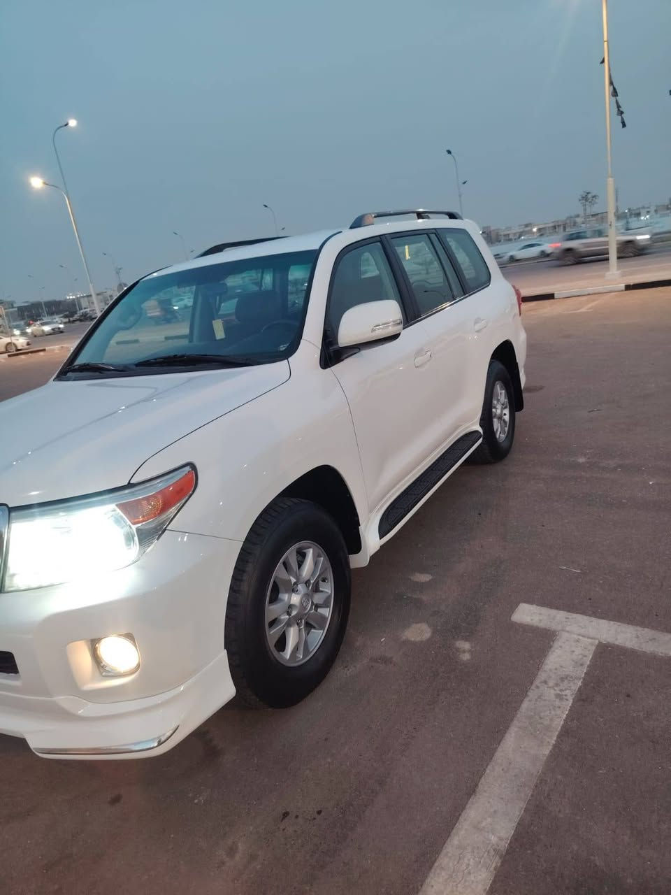 اللهم صل على محمد وال محمد
سيارة كلش نظيفة 
لاندكروز2013🤍 ..... 
رقم بصره  سيارة كلش نظيفة 
كفااااالة عااااامه من كلشي 
فول مواصفات V6 
بصمة فتحه سقف 
3 قطع تبريد 
7 راكب

شاشة كامرا خلفي امامي
سعر 350$ بيها مجال قليل
مكان سيارة البصره القبله📍رقم صاحب السياره ***********
