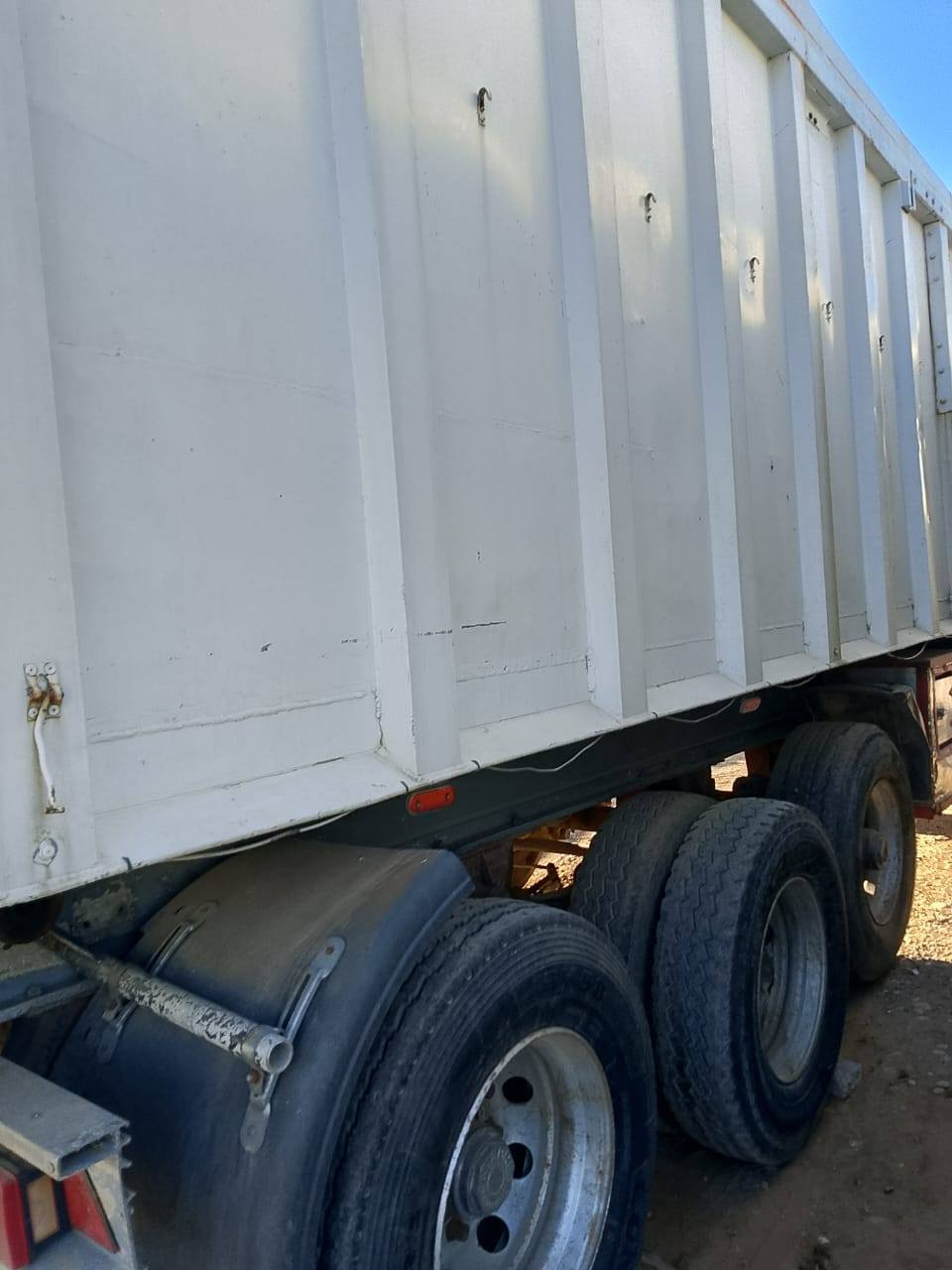 قلاب فافون  58متر مكعب  ***********
حموله 50طن  منفيس
