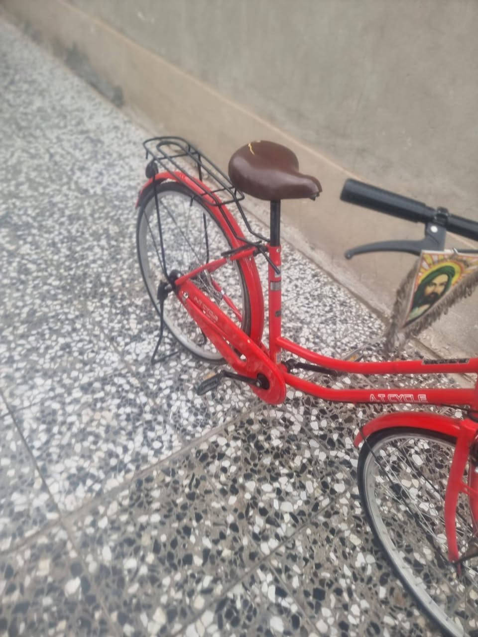 سلام عليكم بايسكل بناتي حجم26كامل السعر 75مكاني بغداد البلديات***********
