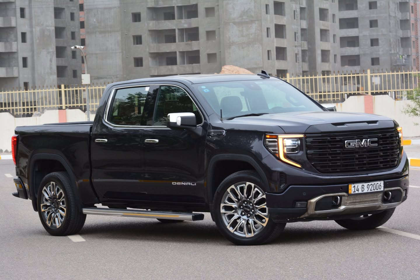 2024 GMC SIERRA K1500 DENALI ULTIMATE

وارد امريكي - رقم بصرة مميز باسمي
• السعر 460 ورقة (46,000$)
• اللون: أسود (Onyx Black)
• فئة Denali Ultimate الأعلى والأفخم من GMC
• محرك 6.2L V8 EcoTec3 بقوة 420 حصان
• ناقل حركة أوتوماتيك 10 سرعات
• نظام دفع رباعي 4WD
• ممشى 10,000 كم فقط
• السيارة بحالة الزيرو
أبرز المواصفات:
 • شاشة وسطية كبيرة قياس 13.4 إنج مع نظام معلومات وترفيه متطور.
 • شاشة عدادات رقمية قياس 12.3 إنج.
 • شاشة عرض على الزجاج الأمامي Head-Up Display قياس 15 إنج.
 • مقاعد أمامية كهربائية 16 وضعية مع خاصية المساج والتبريد والتدفئة.
 • جلد فاخر Full-Grain Leather مع تطريز Denali Ultimate الأصلي.
 • سقف شامواه فاخر Microsuede Headliner.
 • نظام صوت Bose Premium مع 12 سماعة.
 • باب خلفي MultiPro Tailgate متعدد الاستخدامات.
 • سماعات Kicker أصلية مدمجة في الباب الخلفي للتخييم والاستماع للموسيقى بشكل مستقل.
 • كاميرات محيطية متعددة تصل إلى 14 زاوية تصوير، منها كاميرا مراقبة الحمولة داخل البدي.
 • تشغيل السيارة عن بعد Remote Start.
 • دواسات جانبية كهربائية قابلة للفتح والإغلاق.
 • فتحة سقف كهربائية Panoramic Sunroof.
 • كزوز رياضي Active Exhaust يتغير صوته مع وضعية Sport.
 • مرايا كهربائية مع كاميرا خلفية رقمية Rear Camera Mirror.
 • ويلات 22 إنج أصلية خاصة بفئة Denali Ultimate.
 • شبك أمامي الحصري لفئة Ultimate.

السيارة باب طويل (Long Bed) وهو الأكثر طلباً.
السيارة أنظف من الصور وبحالة ممتازة جداً.
رقم الشاصي (VIN):
1GTUUHEL2RZ315155
الضرر:
تبديل نصف دعامية وبارد بسيط بالمدكر (الچاملغ).
صور الضرر بالمنشور
للاستفسار الاتصال أو واتساب:
***********
***********

