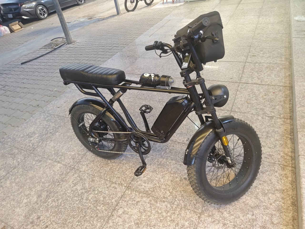 السلام عليكم
🚲 دراجة شحن كهربائية Eeeza R1ZCC
⚡ المحرك:
750 واط (قوة كهربائية)
عدد السرع
5 سرع 
🚀 السرعة القصوى:
تصل إلى 50 كم/ساعة (حسب الوزن )
🔋 البطارية:
ليثيوم 48 فولت – سعة 12 أمبير
✔ قابلة للإزالة للشحن
🛣️ المدى:
تقريباً 60 كم لكل شحنة كاملة
🛞 الإطارات:
عريضة (Fat Tires) مقاس 20 × 4.0 إنش
✔ ثبات قوي على الطرق الترابية والمبللة والممهدة
المسافه المقطوعة :301k
موقع الدراجة بغداد 
للإستفسار يرجى الاتصال على الرقم
هــ +964 ***********
