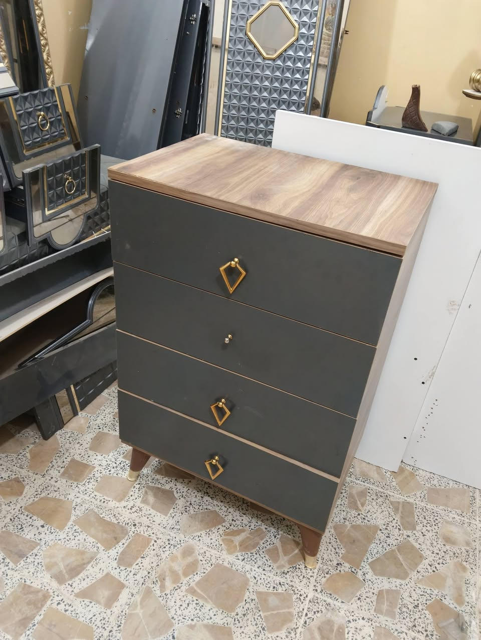 غرفة تركيه نضيفه كلش 10قطع وسرير مخزن وكنتور ضخم طول 4 متر وبيه كنتور إضافي ماطفل وصبغ حراري كنتور ابواب وخشب ثقيل السعر 775 وبيها مجال اتصل علا الرقم/***********/***********/ مكان فلوجه
