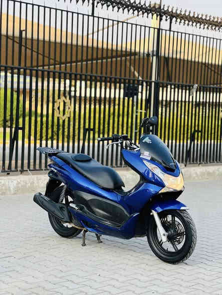 السلام عليكم دراجه بي سي اكس ياباني جيل اول مكينه  150دراجه كله شغاله حساسات مال ستان شغال وحساس الازدحام هم شغال شلعه معدل فول مكينه برغي ممفتوح بيه مكفوله كفاله عامه مال جناي زوج تايرات ياباني شديتهن جدد 
كهربائيات كله شغاله مكفوله اوراقه بسمي كامله. ماشيه 15 بعده زيرو السعر ميلون. و350  وبيه مجال العنوان بغداد الكراخ  الهاتف *********** اتصل وبيك خير ودلل
