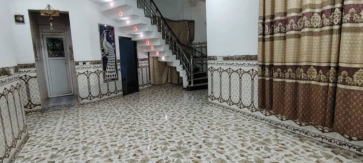 على بركه الله تعالى دار للبيع مساحه ٢٠٠ م واجهه ١٠ في ٢٠ بيت بناء حديث مرتب غرفتين نوم صاله استقبال مطبخ بيتونه وسطح  صحيات بناء طابوق جمهوري الدار متكامل كبل جيب غراضك واسكن  العنوان جامع عتبه قرب الشارع مقابيل حي العسكري سند ٢٥ مشمول بالتطويب منطقه مخدومه وسعره كلش مناسب ...ارفع المنشور بصلاه عله محمد وال محمد سبب الوعود الكاذبه لاستفسار مراساله الحساب  او الإتصال    ***********.
