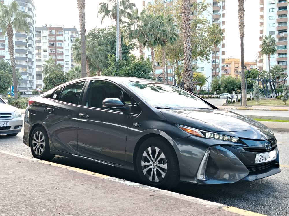 للبيع
 prius prime plag in hybrid 2022
السيارة المعروفة وأول ماصنعت تويوتا
من السيارات الهجينة الهايبرد منذ عام ١٩٩٧
هذا لمن لايعرف ماهي بريوس هايبرد
والا فهي غنية عن التعريف. 
سيارة اقتصادية جدا في صرفيات الوقود والزيت  وعملية واعتمادية ومصممة بطريقة ممتازة للسير بثبات في الداخل والطرق الخارجية وهذا لشكلها الغير مقاوم للهواء.
☀️موديل السيارة ٢٠٢٢
☀️رقم السيارة دهوك (تواجد السيارة في الموصل)
☀️ تبريد الكتروني اوتوماتيك  تدفئة اضافة الى تدفة في المقاعد.
جميع الجامات اوتوماتك بضغطة واحدة.
بصمة دخول ذكية. تشغيل بصمة. انارة ترحيبية عند الاقتراب من السيارة.
تحكمات مقود كاملة بجميع الايعازات الخاصة بالعدادات الاكترونية. المتواجدة امام السائق.
كروس كونترول تحكم بالسرعة.
تحديد مسار.
رادار امامي تفاعلي.
قيادة شبه ذاتية للمساعد في الطرقات الخارجية.
نظام التماسك عند الانزلاق
المصابيح الامامية LED اربع عدسات
المصابيح الخلفية LED.
اشارات  LED
مرآة كهربائية + وهيتر لأزالة الضباب عن المرآة.
☀️تحتوي على شاحنة للشحن المنزلي..
☀️اطارات ويل كب اصلية اضافة الى الكبات الاصلية.
☀️اطارات جديدة.
☀️الزجاج الامامي جديد.
☀️سيارة بريوس بلكن هايبرد
جمعت بين السيارة الاعتيادية والكهربائية (هجينة)
☀️اضافة الى ميزة الشحن المنزلي الذي يغنيك عن التزود بالوقود اذا كانت مشاويرك اليومية لا تتجاوز ال ٤٠ الى ٤٥ كيلو متر.
☀️اي اذا شحنتها لمدة ساعتين تمكن من استخدامها ل٤٥ كيلو متر حسب استخدامك لها
من دون تشغيل المحرك (البانزين)
☀️وعند نفاذ الشحن يرجع نظام الهايبرد للعمل بالشكل الطبيعي اي يعمل المحرك في حال احتياج البطارية للشحن. وهكذا.
☀️خزان السيارة بسعة 40 لتر بانزين.
☀️تقطع السيارة بما يقارب ٨٥٠ كيلو متر الى ١٠٠٠ كيلو متر حسب طريقة استخدام السيارة وتشغير التدفئة او التبريد.
☀️تحتوي السيارة على 3 انظمة للقيادة
☀️اقتصادي eco  و نورمال normal و سبورت  sport
بامكانك استخدامها حسب الحاجة وحسب نوع الطريق.
ولاكن في الوضع الاقتصادي تكون جدا اقتصادية. يصل الى 4 لتر لكل 100 كيلو متر.
والنورمال اكثر والسبور اكثر. وفي نظام السبورت يعمل المحرك الكهربائي والعادي سوية لاعطاء قوة وعزم وسرعة للسيارة اذا تطلب الامر.
☀️ملاحظة. تم استخدام السيارة في الطرق الخارجية الطويلة
☀️وعن تجربة خاصة في السفر واثبتت اعتماديتها بالاقتصاد والسرعة والتبريد وحتى صعود مرتفعات قوية. وقطع مسافات كبيرة.
تحتوي السيارة على كتيبات المستخدم واضافة الى شراء اطار طوارئ جوكر..
السيارة بدون صبغ او تبديل او تعديل في الشواصي.
فقط تعديل على البارد الجاملغ اليمين. عند حداد محترف واعادتها الى وضعها الطبيعي. . وشراء الجزء الايمن من الدعامية الامامية وصبغها فقط. وموضحة بالصور المرفقة. مع صورة لرقم الشاصي.
☀️جميع ايرباكات السيارة سليمة بدون ايرباك متضرر
☀️ممشى السيارة 130 الف كيلو متر. وليس مايل. 

☀️ملاحظة السيارة تباع بدون( جنطة السقف.) 

سعر السيارة ١٥٥$
 للاستفسار والتواصل الاتصال على الرقم
اسيا *********** موصل, نينوى
