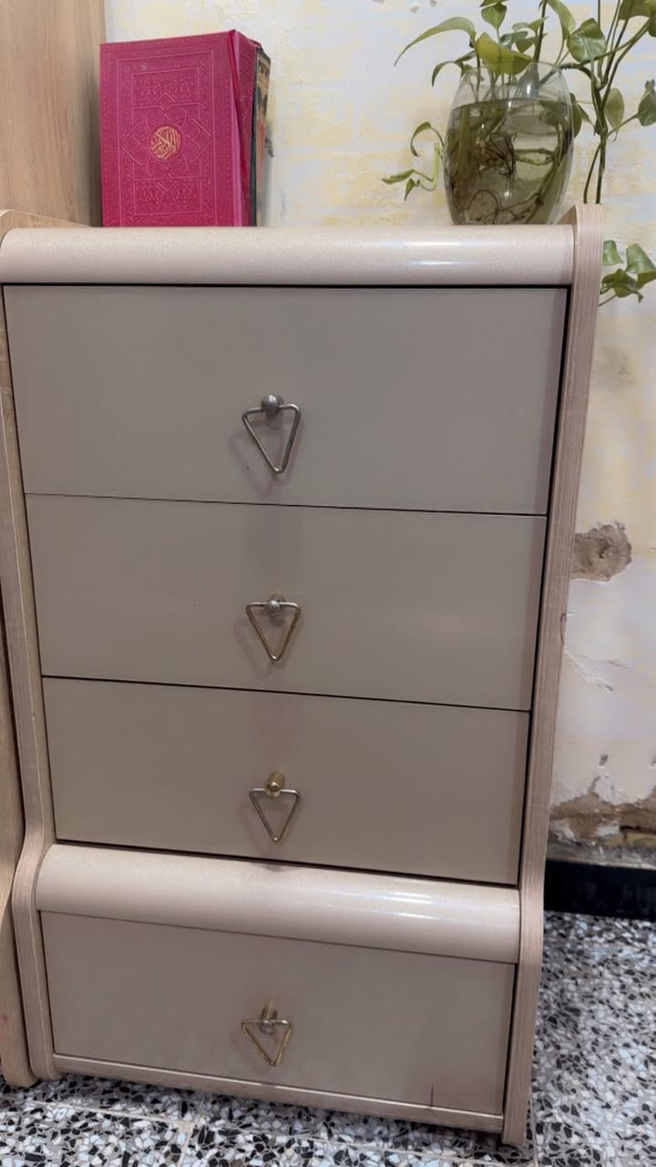 السلام عليكم غرفة نوم تركي 11 قطعة ثقيلة درجة اولى نظيفة جداً للبيع السعر مليون و700 العنوان بغداد الشرطة الرابعة ***********
