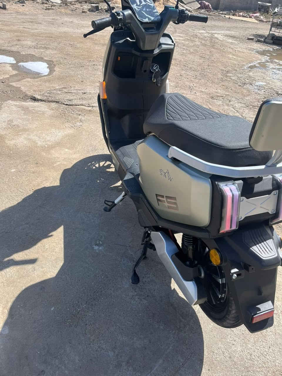 منرخصت الادمن وافق. سلام عليكم دراجه شحن سكنس ام عيون ام الدرع
أصلي 6باتري كبير 
الشحنه الوحده 60كم 
ومثل موضح بلصوره بس ذني الشخوط الدراجه نازله قبل شهرين طك جيس بس ابو كيه كسر عليه وشخطها السعر خاص للاتصال ***********  متواجد واتساب  عنوان الدوره
