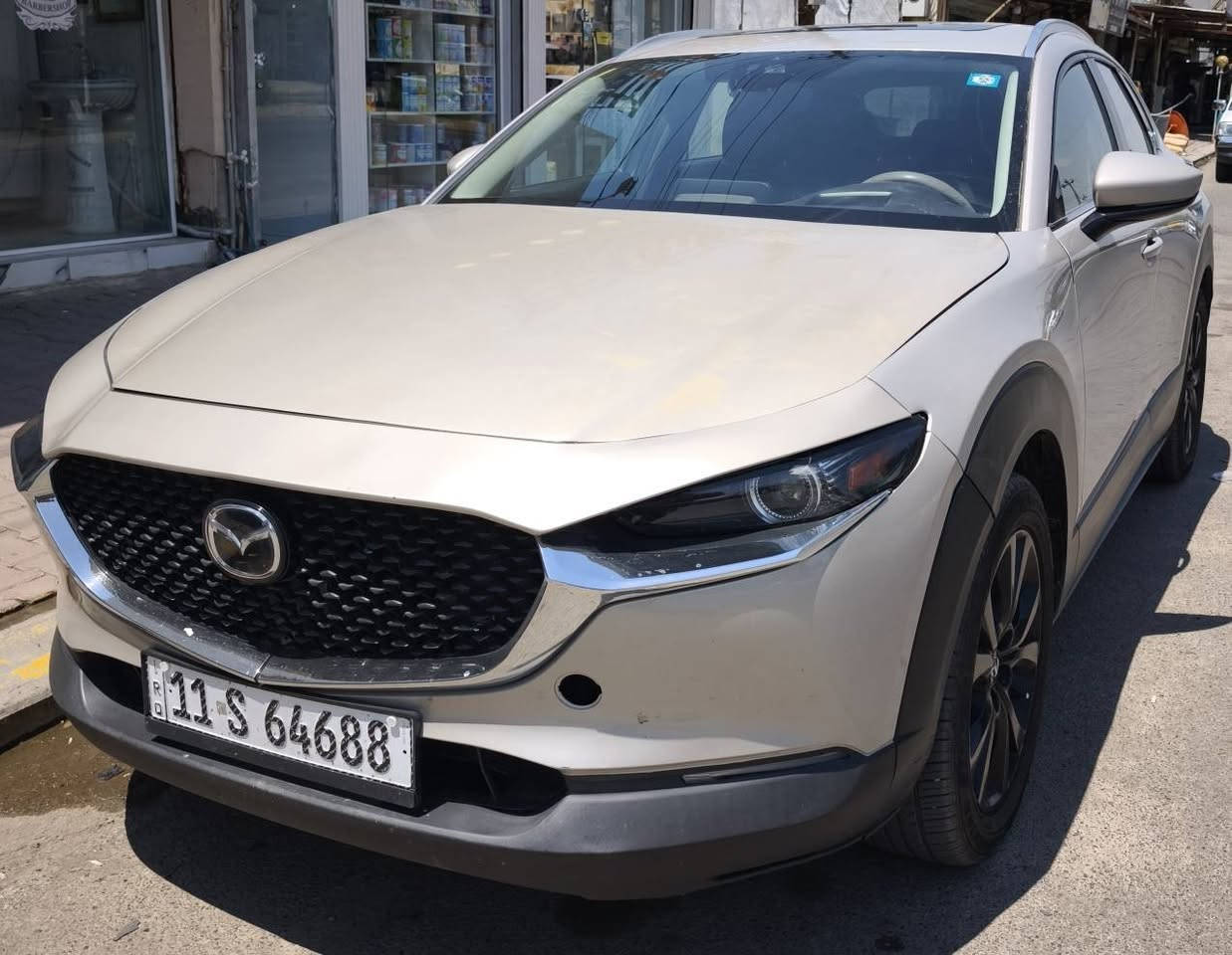 Mazda CX-30 Premium
موديل 2023 Premium محرك 2.5 لتر 4 سلندر 
رقم الشاصي (VIN): 3MVDMBDM1PM529493
المواصفات الأساسية
محرك 2.5 لتر Skyactiv-G
قوة 191 حصان
عزم 186 رطل/قدم (252 نيوتن.متر)
گير أوتوماتيك 6 سرعات
نظام دفع رباعي AWD قياسي
استهلاك وقود (حوالي 12.3 كم/لتر) �
Edmunds +١
تجهيزات فئة Premium
مقاعد جلد
شاشة عرض على الزجاج الأمامي (HUD)
نظام ملاحة
باب خلفي كهربائي
مصابيح أمامية متكيفة مع المنعطفات
قضبان سقف
بدالات تبديل سرعات خلف المقود (Paddle Shifters)
نظام صوت Bose بـ 12 سماعة في أغلب السيارات من هذه الفئة �
السيارة في كركوك
ضررها بونيد صبغ فقط وبيها شوية دواخل 
وصور الضرر مرفقة 
***********
السعر 160 كركوك, العراق
