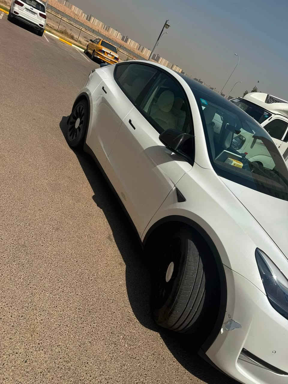 🚗 للبيع
– – Tesla Model Y Performance موديل 2022
🌍 بغداد -شارع السعدون
•   🛣️  المسافة المقطوعة    - ٨٢ الف كلم
------------------------------------------------------------
💰 السعر:190
✅ المواصفات :
📄 رقم بغداد + سنوية جديدة
• ⚡ المحرك: Dual Motor دفع رباعي
• 🛡 الضرار : جاملغ امامي جهة الساق
•ربع من البنيد  + داير التاير الخلفي
• 💺 الداخلية: أبيض سبورت فاخر
• 🛞 الويل: 21 إنج مع تايرات جديدة
• 🔋 صحة البطارية: 100%
🚀 الأداء
• قوة 510 حصان
• تسارع 0 إلى 100 خلال 3 ثواني
• نظام دفع رباعي AWD
• سقف بانوراما زجاج
• شاشة رئيسية 15 إنج
• كاميرات 360° + حساسات 360
• 8 كاميرات حول السيارة
• نظام Auto Pilot
• ⁠فك برومبو
• ⁠ستيرن Yoke
• نظام Full Self Driving
• دخول ذكي بدون مفتاح
• تشغيل عن بعد
• صندوق خلفي كهربائي
• مقاعد جلد كهربائية مع تدفئة وتبريد
• شاشة عدادات ديجيتال
• تحديثات أونلاين + لغة عربية
• واي فاي + GPS + بلوتوث
• YouTube – Netflix – TikTok – WhatsApp
• خرائط وملاحة
• • USB / AUX
للتواصل رقم الهاتف :***********
