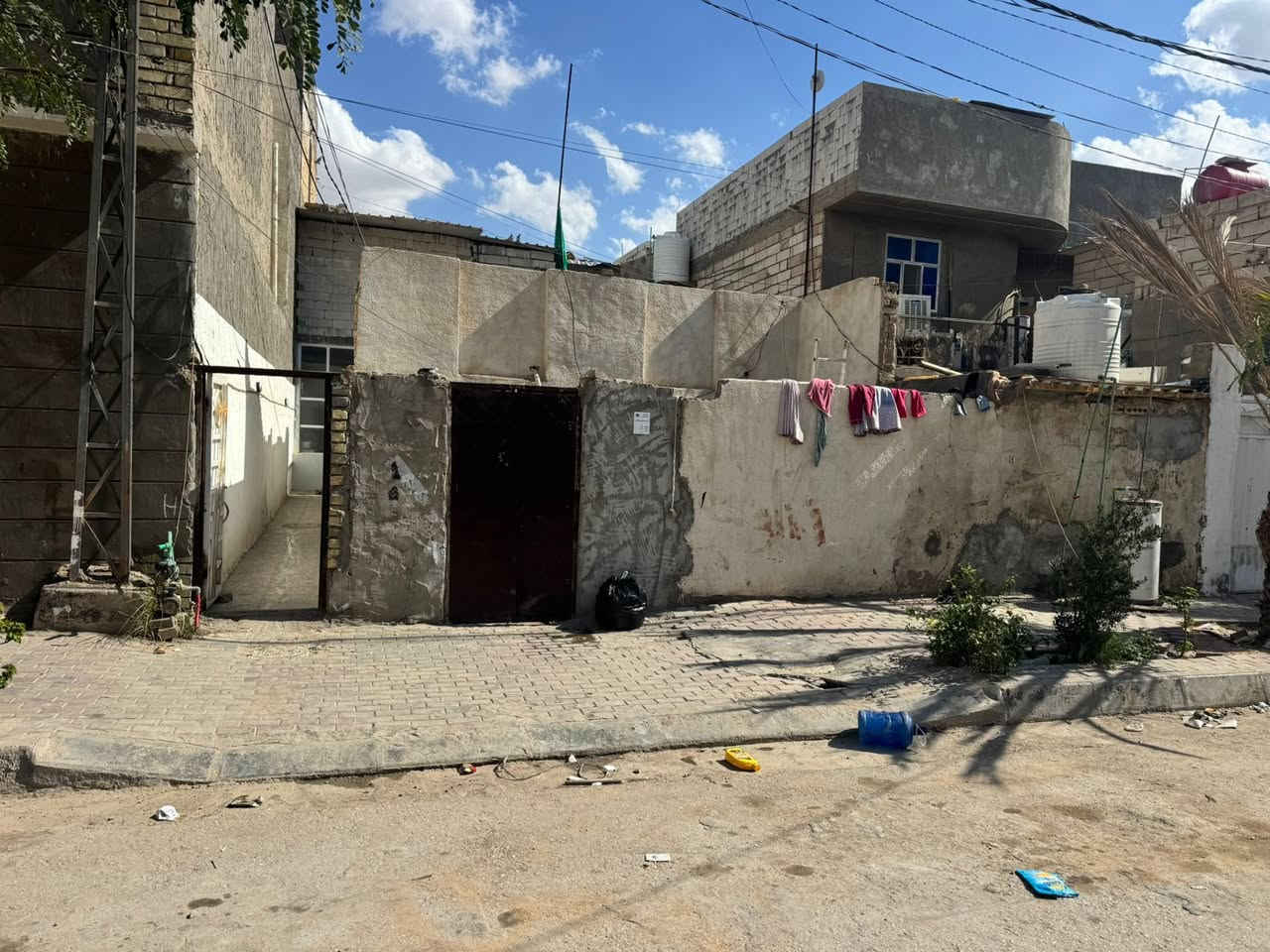 السلام عليكم بيت للبيع مكان كربلاء حي الغدير قرب روضه البنفسج المساحه 250متر يحتوي علا 2بيوت البيت الخلفي مساحه البناء 125طابقين
والبيت الأمامي قديم يعتبر قطعه فارغه للستفسار ***********
