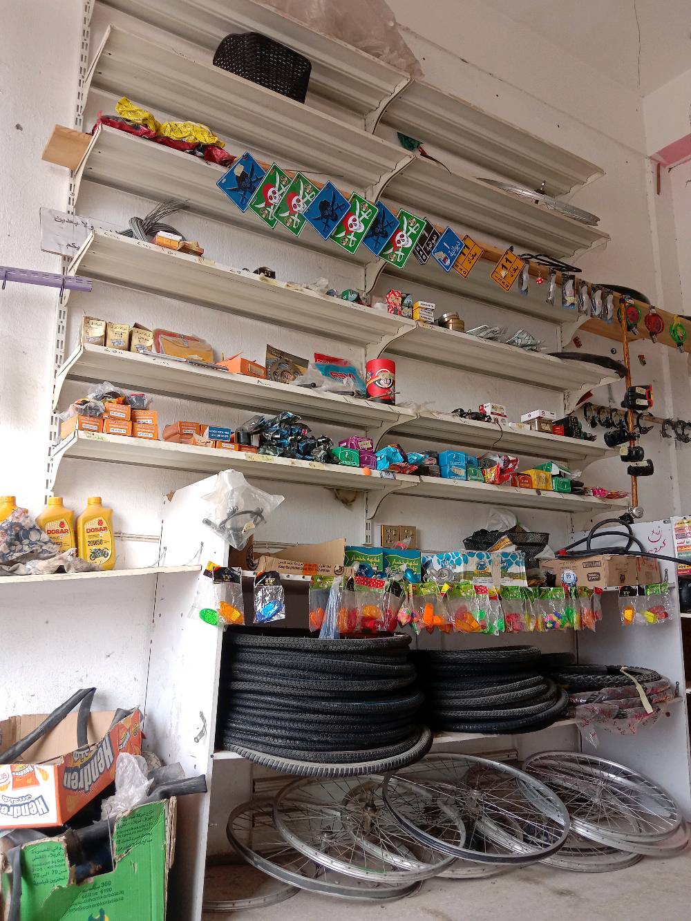 محل باسكلات ودراجات متكامل من كلشي  بل ديواني سنيه للبيع ابعيع بي غراض عل جرد محل ايجار 