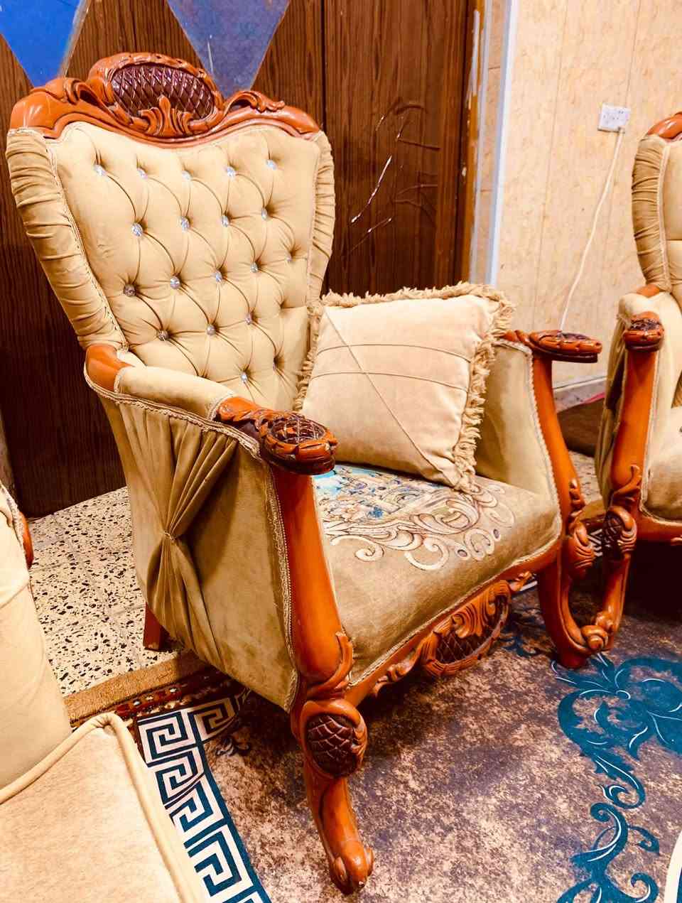 تخم زان تركي ملكي 10 مقاعد 
خشب جدا ثقيل 
نظيف جدا 
مكانه الحريه للتواصل 
***********
