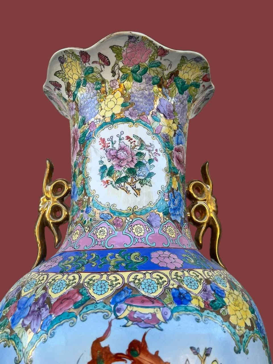فازات كانتون شينواه قديمةChinoiserie
طراز Famille Rose
من افخر انواع البورسلين مشغولة يدوياً بدقة متناهية ومزينة بنقوش بارزه مذهبة
مقابض مطلية بلون الذهب  بتصميم كلاسيكي فريد يضفي لمسة فخامة أرستقراطية
بارتفاع مثالي 125 سم بالقاعدة
110سم بدون قاعدة الاسكندرية, مصر


**إذا كنت صاحب هذا الإعلان وتريد حذفه لأي سبب، رجاءا أرسل رسالة إلى الدعم الفني**