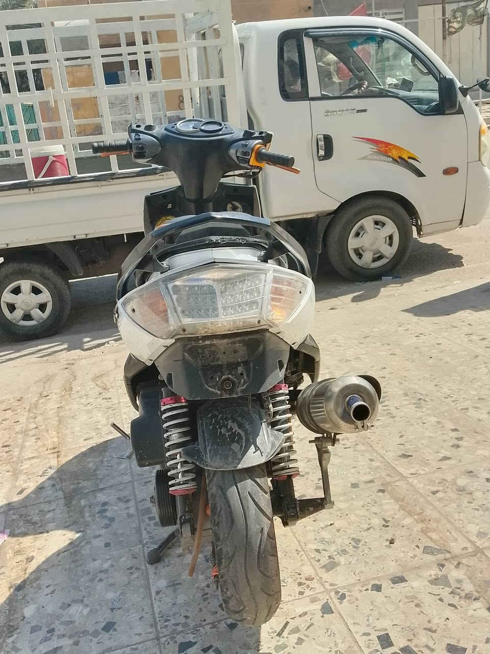 السلام عليكم سكنس فحل نوزل طلاعات خطين  طلاعات رياضي وصدر رياضي ويل مزوعه غراض كدام عينك كلجات اصليه ب٢٠٠ ماخذهن يدات وفلاوين وقبق بانزين وقطرات وفراك سعرها 925 وبيها مجال بسيط للشراي لو مراوس حسب القناعه بسكنس رقمي *********** مكاني العبيدي
