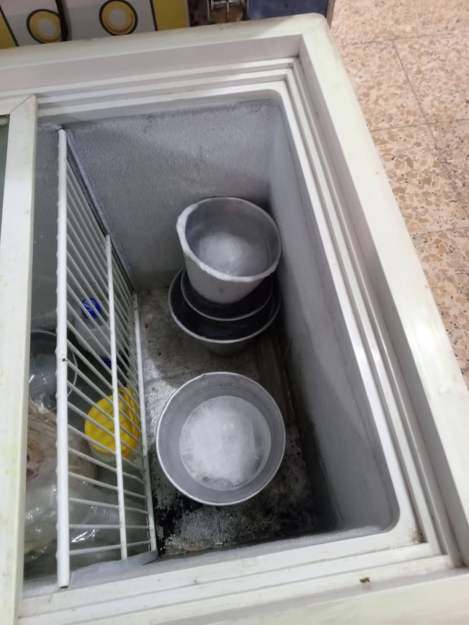 مجمده للبيع زعفرانيه شارع الكهرباء قرب صيدلية زينه علي سعر100وبيه مجال ***********
