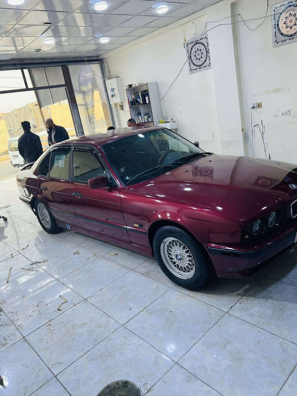 سلام عليكم بي ام البيع موديل ٩١حجم ٥٢٥اصل بليته وسنويه رقم بغداد بسمي سياره خير من الله بيها رجفه قليله تخم تاير ويل جديد خليه الصلي داخل حلوو جلد اسود مكاني الطيفيه سعر ٧٧بيها مجال بصيط ‭٠٧٥١ ٩٤٦ ٩٢٧١‬ 
*********** بيهن واتساب ثنينهن
