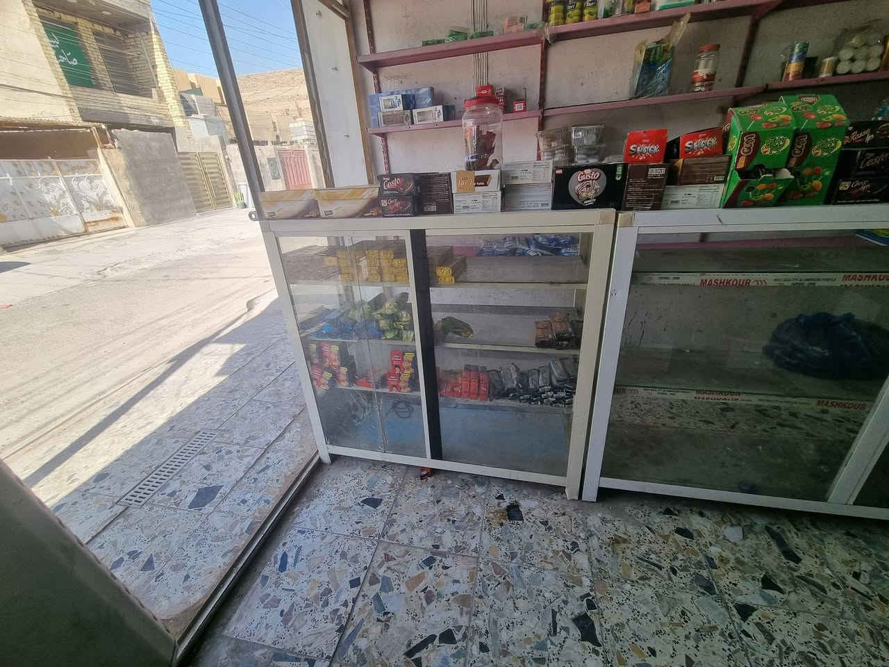 سلام عليكم
3عارضات ايكور تركية وحدة منهن ام بابين مستخدمات استخدام قليل  
2جام خانة  مستخدم للبيع 
1شاشة سمارت للبيع 
رفوف للبيع 
الموقع : بغداد / العبيدي  / الفرع المقابل لحسينية سيد شهداء أسواق ابو سجاد 
لتواصل و الاستفسار  واتساب فقط  : *********** او ***********

