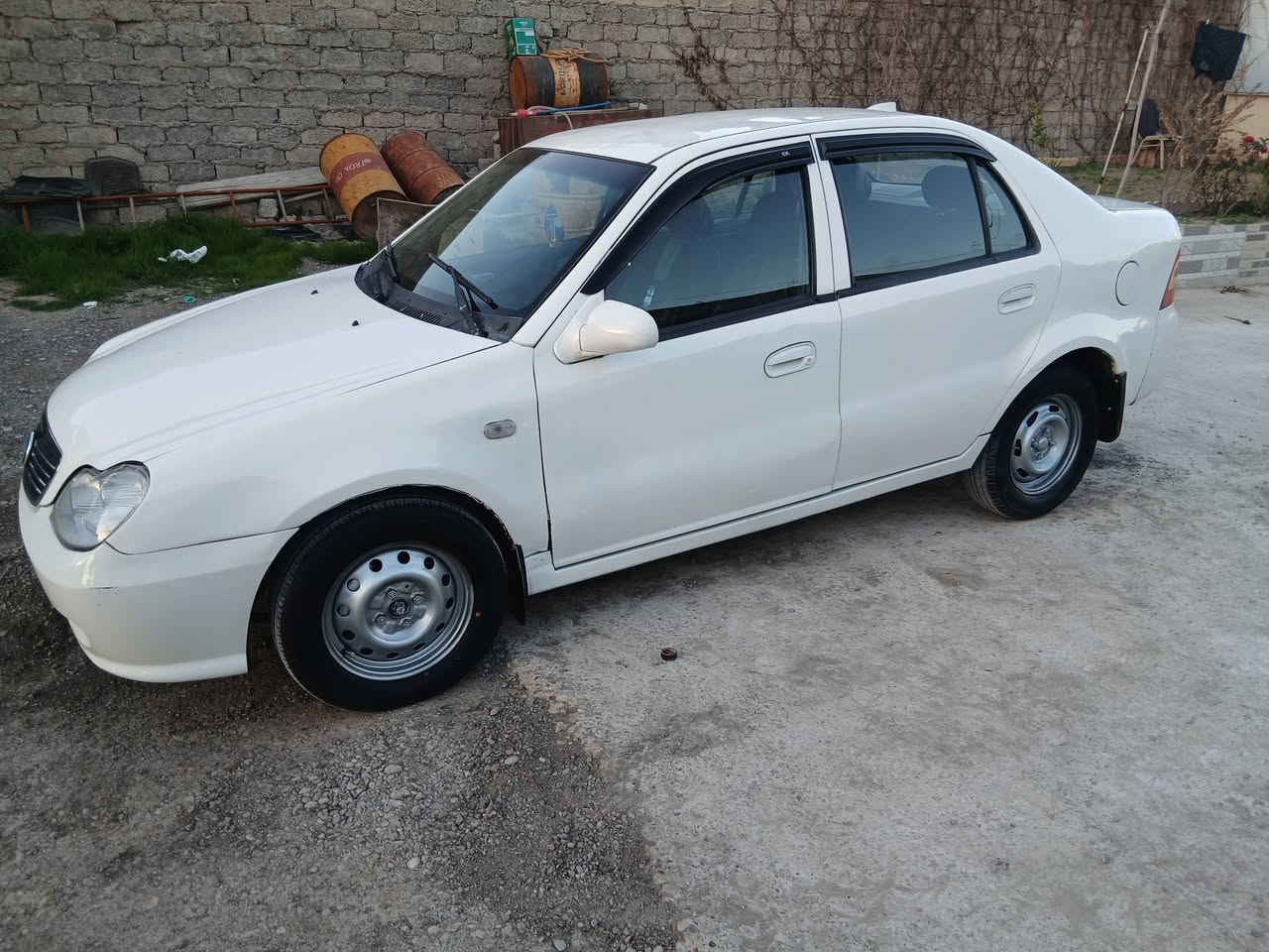 سيارة سيكي موديل ٢٠١٣ كصة جديده محرك وكير جديد دوشه طغم تاير طغم أمامي نظيف وايرمنيا كل شغال شاشة لايتات زينول صبغ ثلاث قطع بس.ابيع  حزام كابون بانزين بيها شرط التحويل من الشرعي السعر ٣٨ بيها مجال للاتصال 
***********
***********
