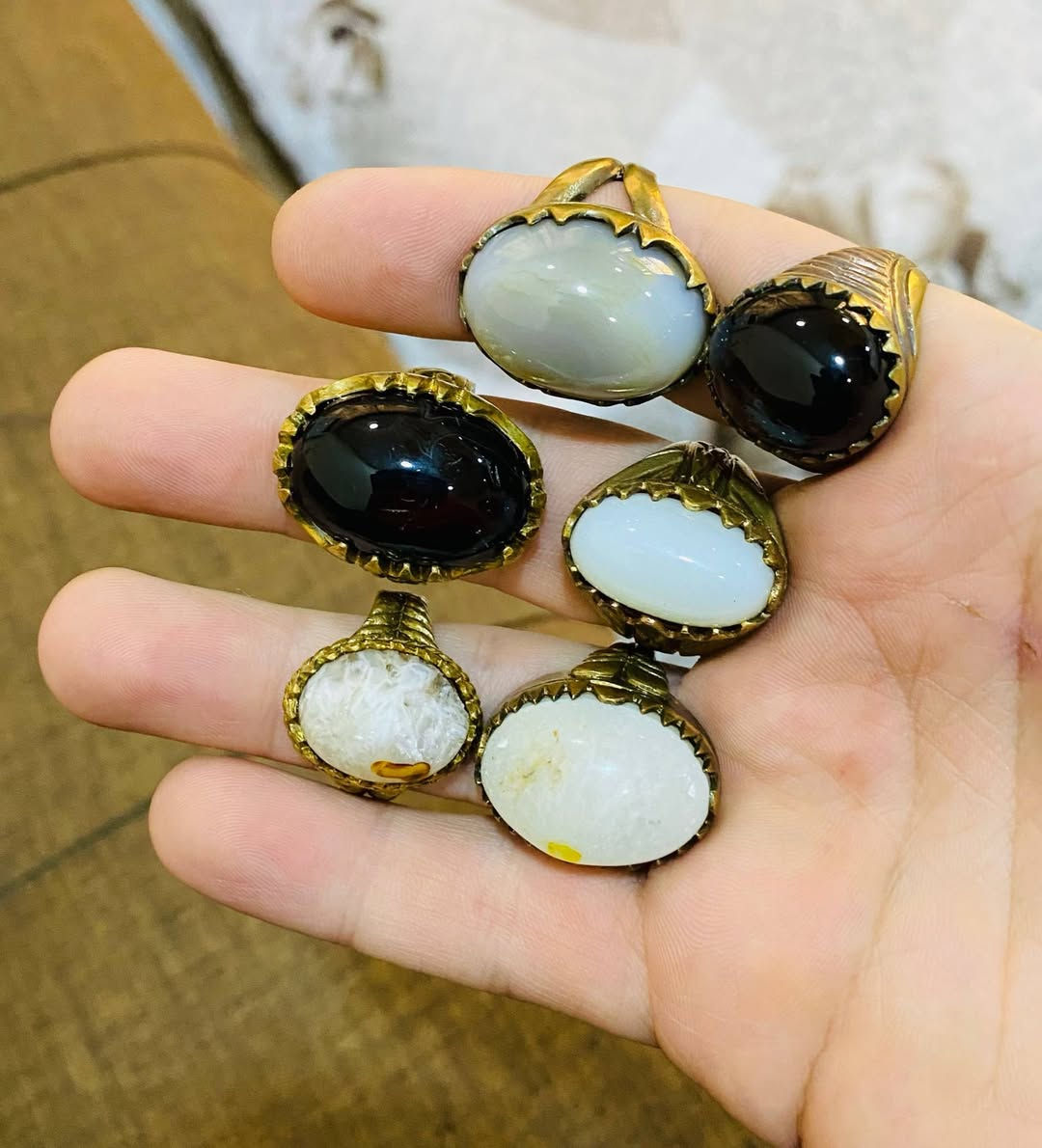 السلام عليكم من رخصة الادمن
محابس قديمات عندي حيل عدد 15 بيهن ذهبيات سبع معادن وبيهن الفضيات نسبة 
مختوم احجار طبيعيات ومصورات السبع معادن ب 5 القطعة والفضة اريد القطعة ب 10 عدد المحابس كلهن 15 محبس والي يريدهن كلهن اداري بالسعر ويدلل رقم الواتساب ***********
مكاني بغداد حي الاعلام 
توصيل ماعندي ❤️
