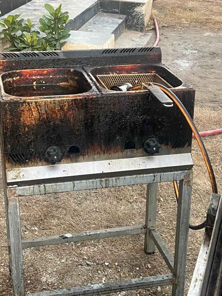 تخم قنفات العدد٢٦ قطعه 
كبار 
وسط 
صغار
القطعه على ١٠٠
الف 
اكو عدلات 
واكو شكل زاويه واكو دائريات
مجمدات
طباخات 
كراسي 
ميوزه 
اغراض مطبخ مال مطعم 
الي يريد يجي هسه 
متواجدين 
***********
