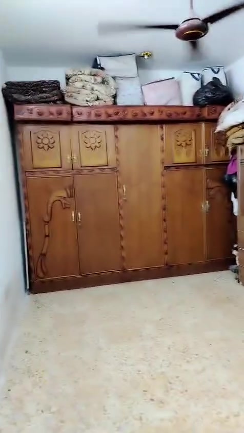 شقتان رهنيه الاولى طابق اول والثانيه طابق ثاني المساحه ٨٠ متر يحتون على غفتين نوم وصاله ومطبخ وخدمات مشتركه وبالكونه الشقتين اماميه العنوان الشعله قطاع التاسع قرب جامع الرسول فوق كوزمتك ريتان الاتصال الخاص وهاتف ***********
