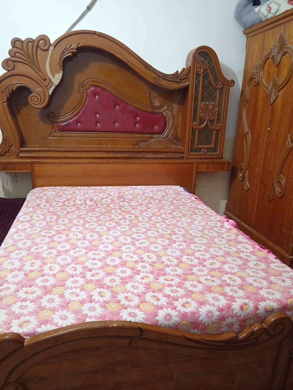 السلام عليكم غرفة للبيع سعرهة ٩٠٠
مكانهة عباسية الشراي يتصل ع هذه الرقم ***********
