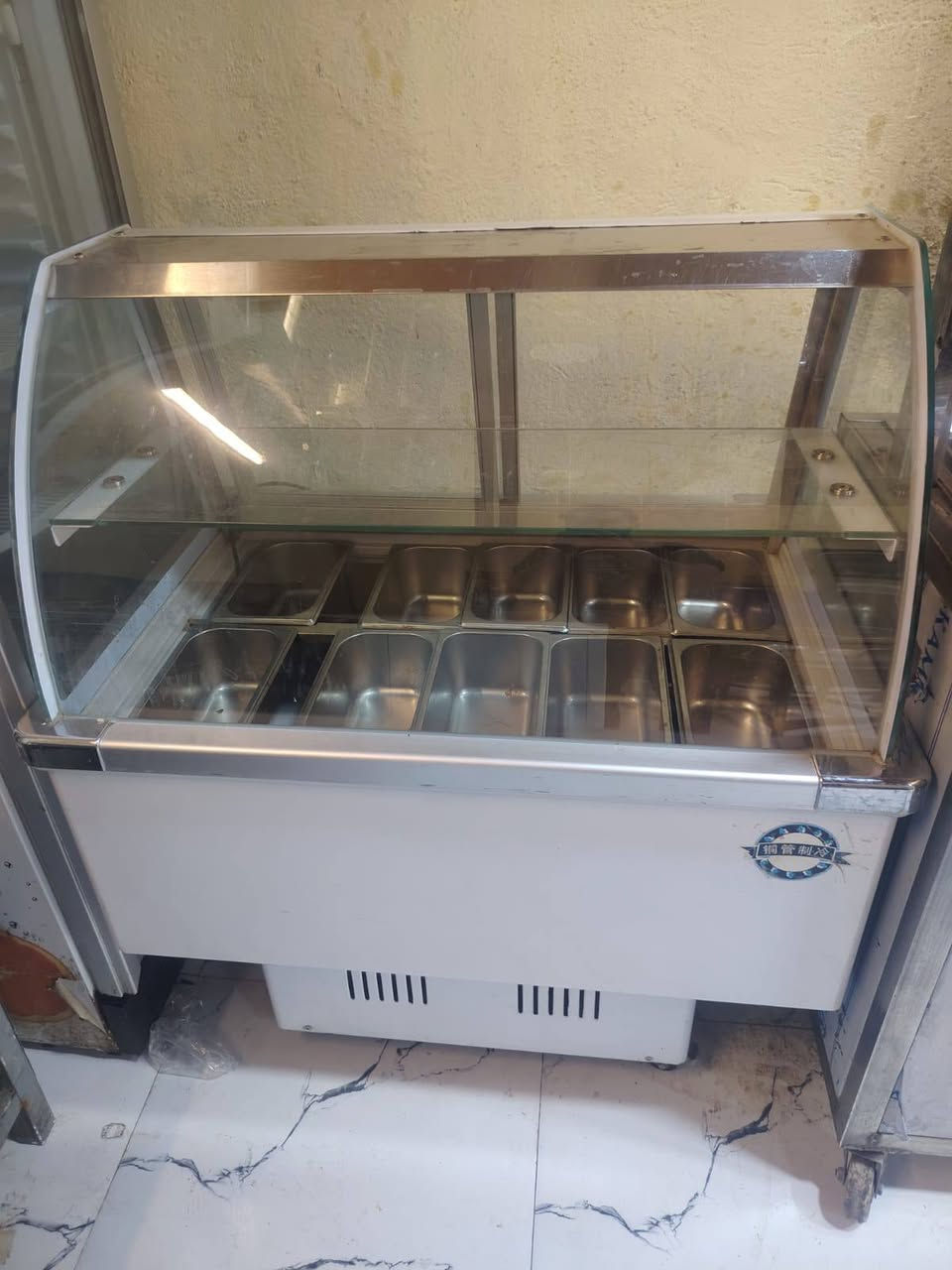 السلام عليكم 
اغراض مطعم كامله تفاصيل داخل الفديو اغراض غلبيتها تركي المنشاء مستعمله شي قليل  اللبيع شلع العنوان 
بغداد العبيدي ***********،او، ***********
