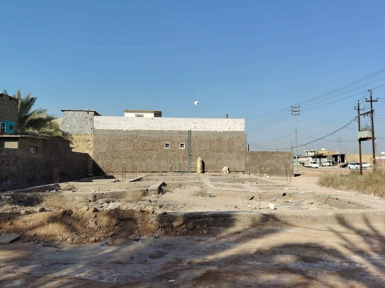 السلام عليكم عرض تجاري عرصه للبيع المساحه 400م بيه رباط جاهز تصلح محلات أو محزن بيع   مستعجل العنوان قرب مدرسة علي  الرماحي السعر 115 للاستفسار الاتصال ***********سيف 📞
