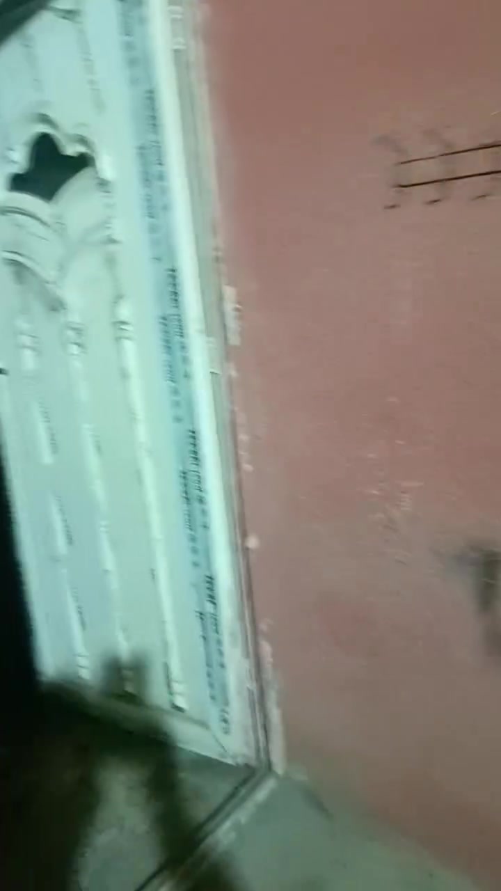 السلام عليكم.. 
بيت للايجار مساحه 125يحتوي على غرفه منام وصاله واستقبال.. 
العنوان بغداد ناحيه جسر ديالى القديم قرب جامع الامام موسى الكاظم البيت طابو صرف مبلغ الايجار.. 250الف دينار 
اخوان رحمه على اهلكم الي يواعد ويكول اجي.. خليه يضبط موعده 
الاتصال على الرقم ***********بيه واتساب
