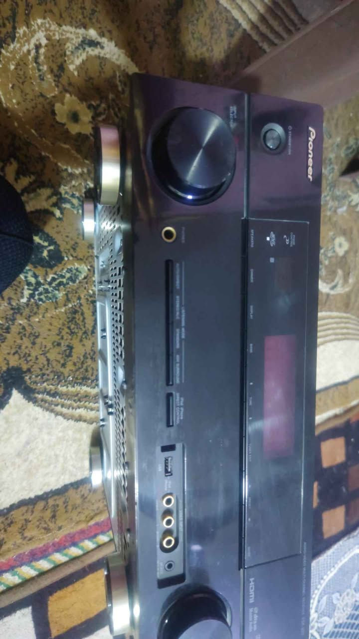 AI
الكل
المطابقات التامة
المنتجات
المحتوى المطابق مرئيًا

undefined
undefined
undefined
‫5 مواقع إلكترونية
Pioneer VSX-820 هو جهاز استقبال صوت/فيديو متعدد القنوات (5.1 قناة) مصمم لأنظمة المسرح المنزلي. يدعم الجهاز مجموعة واسعة من تنسيقات الصوت عالية الدقة ويوفر خيارات اتصال متنوعة. 
المواصفات الرئيسية
الطاقة: يوفر طاقة بحدود 110 واط لكل قناة عند 8 أوم (أو 125 واط عند 6 أوم)، وهو مصمم لـ 5.1 قناة صوتية.
الصوت: يدعم فك ترميز تنسيقات مثل Dolby TrueHD و DTS-HD Master Audio، و Dolby Pro Logic IIz.
الاتصال:
يحتوي على 4 مداخل HDMI متوافقة مع إصدار 1.4، مما يجعله جاهزًا لتقنية العرض ثلاثي الأبعاد (3D).
يتضمن مدخل USB أمامي معتمد لأجهزة iPhone/iPod، مما يتيح التشغيل الرقمي المباشر وشحن الأجهزة.
يحتوي على مدخلين بصريين رقميين ومدخل محوري رقمي واحد.
الميزات: يشتمل على نظام المعايرة الصوتية التلقائية متعدد القنوات (Auto MCACC) لتحسين الصوت حسب خصائص الغرفة. 
هل ترغب في معرفة المزيد عن خيارات الاتصال المتاحة في هذا الجهاز؟
Pioneer Audio/Video Multi-Channel Receiver VSX-820 | eBay

eBay
Pioneer Audio/Video Multi-Channel Receiver VSX-820 | eBay...هذي مواصفاته من الموقع الالكتروني  للصوتيات .واذا اتحب تعرف اكثر اكتب موديل الجهاز موجود صور مرفوعه بل وصف بيها موديل الجهاز ابحث عنا بل تفصيل وشوف امكاتيات الجهاز .جهاز.حجم كبير وثقيل جدا.يصل مع كل القنوات مجموعة قدرت صوته 500واط  تقريبا 
للعلم الجهاز يعمل عل كهرباء 220فولت مباشر........ بغداد, العراق


**إذا كنت صاحب هذا الإعلان وتريد حذفه لأي سبب، رجاءا أرسل رسالة إلى الدعم الفني**