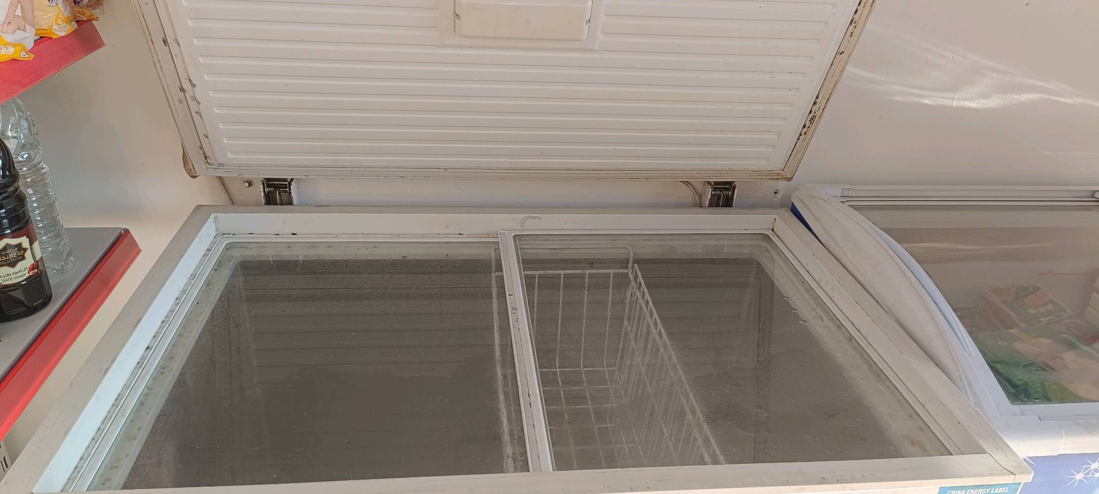 مجمدة كبيرة 7 قدم 
تبريدها شغال وكلش قوي 
نظيفه جدا وفي حاله ممتازه 
سبب البيع/ الحاجة إلى الأموال 
تجي تشوفها وتشوف تبريدها 
السعر قابل للتفاوض 
الموقع/العسكري الحر/قرب شقق المستشفى التركي/أسواق البسملة 
